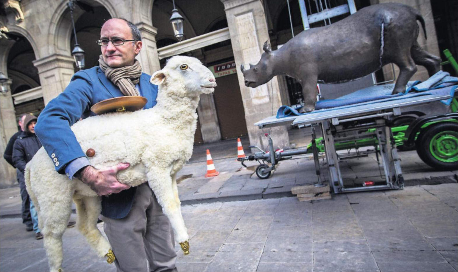 Tusquets diseña una mesa-oveja en honor a Dalí