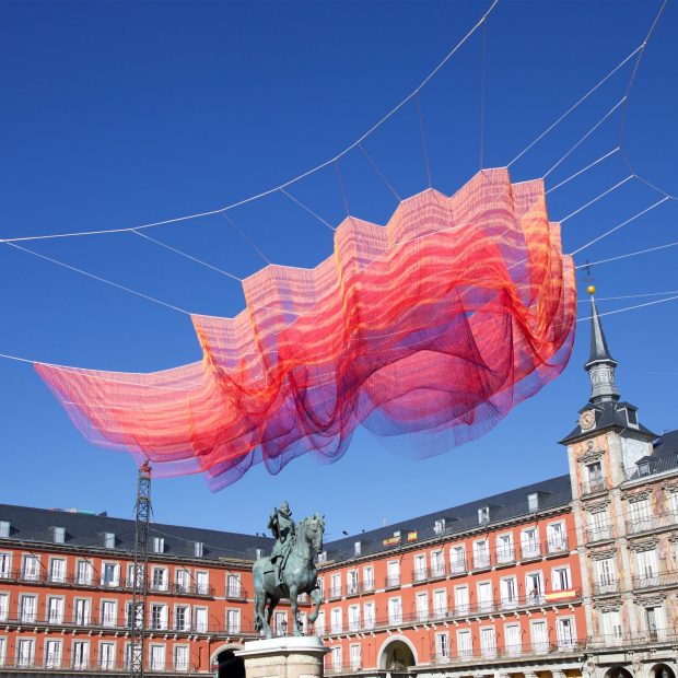 Janet Echelman installs huge netted sculpture above Madrid’s Plaza Mayor