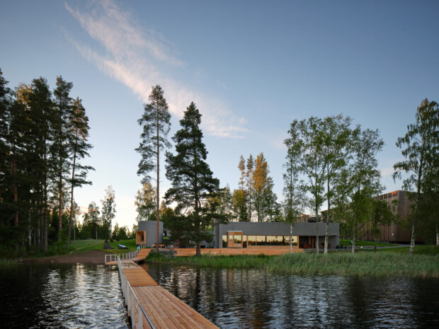 Una sauna de diseño para un museo entre lagos y bosques en Finlandia