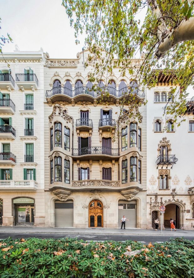Bach Arquitectes reforma, rehabilita i amplia una fincamodernista a Barcelona
